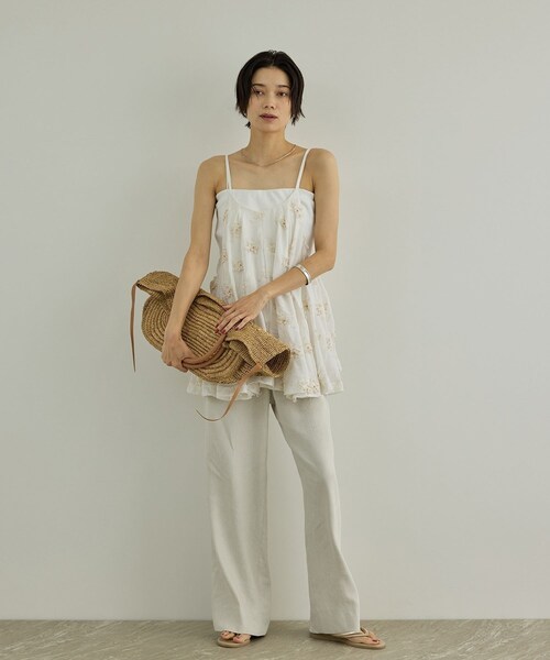 ADAM ET ROPE'(アダムエロペ)の「【WEB先行販売】【crinkle crinkle crinkle】別注レーヨンシャンタン 3D刺繍キャミソール(キャミソール・レディース・ブラック/ホワイト・F)」の5枚目の写真