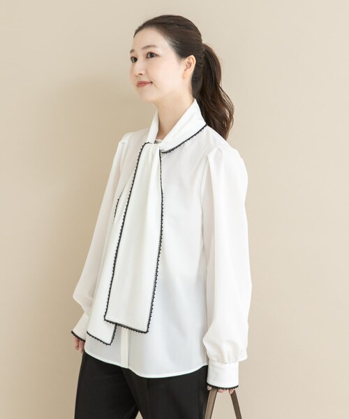 URBAN RESEARCH ROSSO（アーバンリサーチロッソ）の「『WEB/一部店舗限定』トリミングボウタイブラウス（シャツ/ブラウス・レディース・OFFWHITE/NAVY・Free）」の6枚目の写真