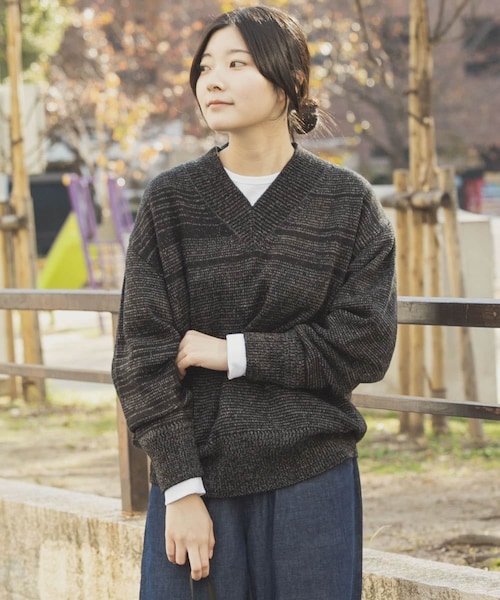 EKAL（エカル）の「Vネックバルキーボーダーニット（ニット/セーター・レディース・オフ/グレー/ブラック・One）」の2枚目の写真