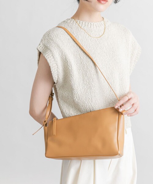 KBF（ケイビーエフ）の「アシンメトリースリムショルダーBAG（ショルダーバッグ・レディース・BLACK/IVORY/CAMEL・one）」の3枚目の写真