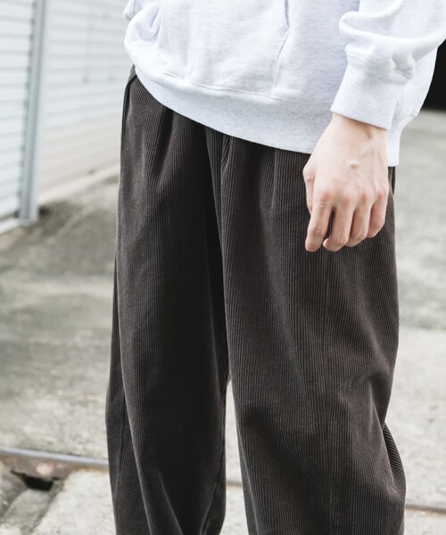 URBAN RESEARCH DOORS（アーバンリサーチドアーズ）の「2タック太畝コーデュロイパンツ（その他パンツ・メンズ・BROWN/CHARCOAL・M/L）」の17枚目の写真