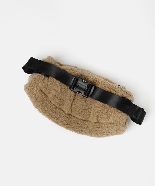 THE GOODLAND MARKET（ザグッドランドマーケット）の「AIGLE　シェルパフリース バムバッグ（ショルダーバッグ・レディース・NOIR/OSIER・one）」の5枚目の写真