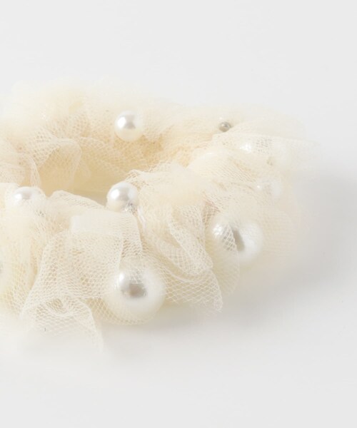 URBAN RESEARCH ROSSO（アーバンリサーチロッソ）の「kaene　チュールフリルパールシュシュ（ヘアゴム・レディース・OFF WHITE/BLACK・Free）」の5枚目の写真
