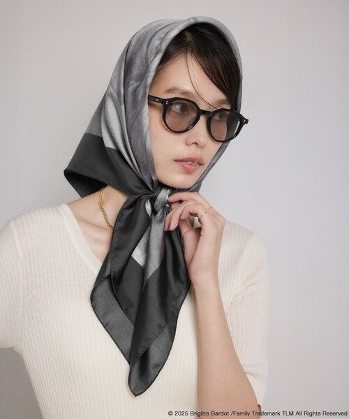 ROPE'（ロペ）の「【Brigitte Bardot×ROPE'・コラボ】プリントシルクスカーフ/Lサイズ（バンダナ/スカーフ・レディース・ブラック/ブラック系・F）」の10枚目の写真