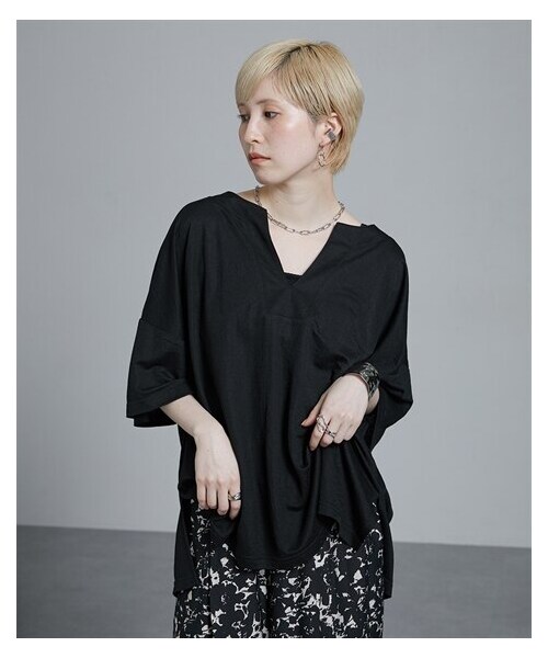 nissen（ニッセン）の「鹿の子素材キーネックデザインゆったりサイズ半袖Ｔシャツ　［Soiunique］（Tシャツ/カットソー・レディース・グレー/ブラック/カーキ・M/L/LL）」の4枚目の写真