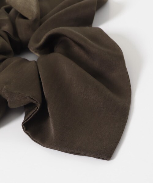 KBF（ケイビーエフ）の「サテンシュシュ(大)（ヘアゴム・レディース・BEIGE/D.KHAKI・One）」の17枚目の写真