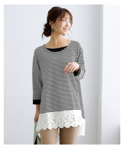 nissen（ニッセン）の「フェイクレイヤードカットソーチュニック（選べるデザイン・体型カバーも◎）＜大きいサイズ有＞（チュニック・レディース・ネイビー系(衿刺しゅう)/チャコール杢系(衿刺しゅう)/黒系(裾刺しゅう)/ネイビー系(裾刺しゅう)/スモーキーカーキ(パーカー)/スモーキーグレー(パーカー)/モカ系(裾シャツ)/ネイビー系(裾シャツ)/杢グレー系(ストライプ)/ネイビー系(ストライプ)/ダークモカ(パーカー)/ネイビー系(プリーツ)/グレージュ系(プリーツ)/黒×オフホワイトボーダー(レース)/ベージュ系(ベスト)/モカ系(衿レース)/チャコール系(配色切替)/チャコールグレー系(衿レース)/ブルー系(ジャガードベスト)/黒系(テレコベスト)/黒系ストライプ(ベスト)/ベスト(黒系ストライプ)/スキッパー(チャコールグレー系)/Aラインベスト(ベージュ系)/衿元ステッチ刺しゅう(ネイビー系)/衿レース(モカ系)/衿レース(チャコールグレー系)/テレコベスト(グレージュ系)/サイドプリーツ(黒系)/肩ボタン(黒系ストライプ)/テレコベスト(ライトグレー系)/袖刺しゅう(ネイビー系)・S/M/L/LL/3L/4L/5L/6L/8L/10L）」の3枚目の写真