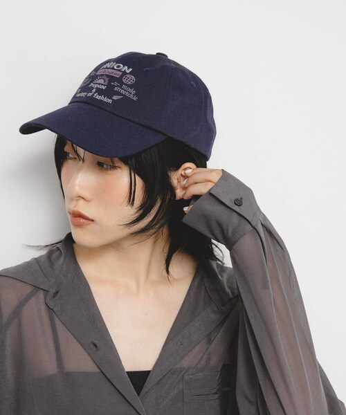 KBF（ケイビーエフ）の「バイカラーエンブロイダリーCAP（キャップ・レディース・IVORY/MOSS GREEN/NAVY・one）」の3枚目の写真