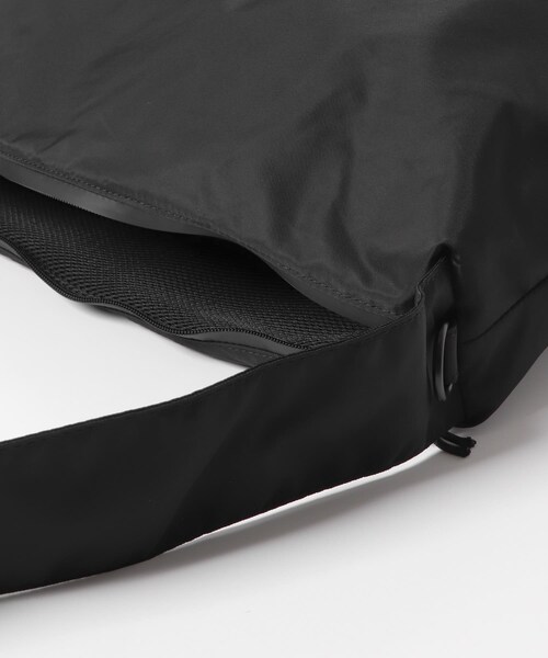 URBAN RESEARCH DOORS（アーバンリサーチドアーズ）の「『別注』YAKPAK×DOORS　SHOULDER BAG（ショルダーバッグ・メンズ・CHARCOAL/BLACK/GREIGE・-）」の6枚目の写真