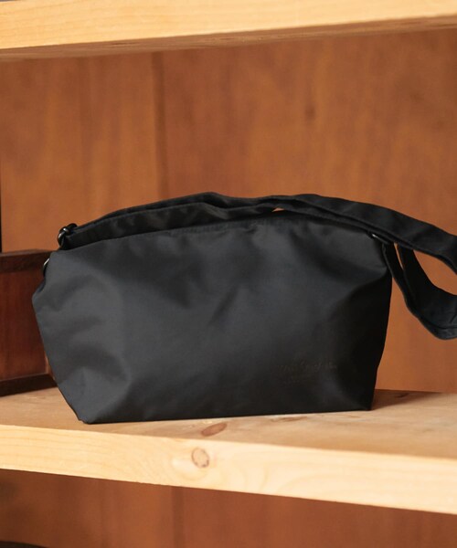 URBAN RESEARCH DOORS（アーバンリサーチドアーズ）の「『撥水』『別注』YAKPAK×DOORS　SHOULDER BAG S（ショルダーバッグ・メンズ・NAVY/BLACK/CHARCOAL/BEIGE・-）」の7枚目の写真