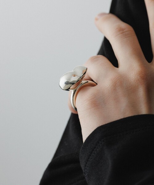 ADAM ET ROPE'(アダムエロペ)の「【EMOELLE】pearl shaped silver ring(リング・レディース・シルバー・F)」の3枚目の写真