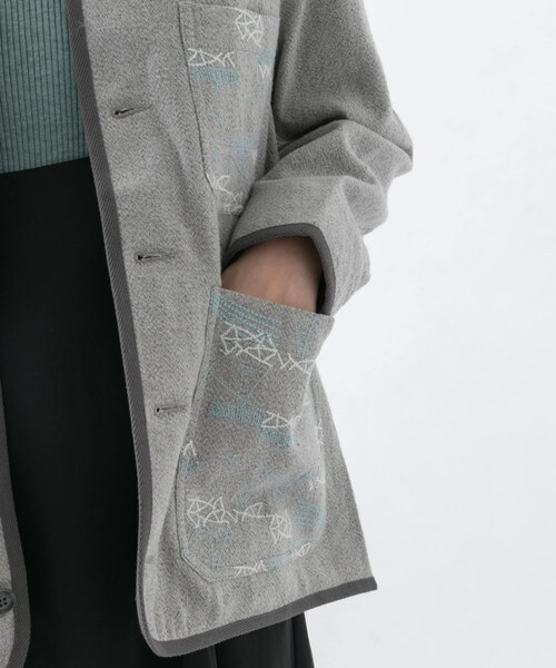 URBAN RESEARCH（アーバンリサーチ）の「WORK NOT WORK　ウールエンブロイダリーバーナージャケット（ノーカラージャケット・レディース・GRAY/D.BROWN・1/2）」の5枚目の写真