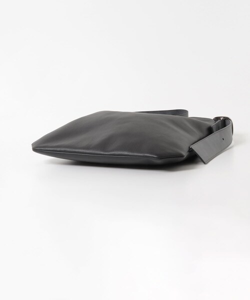 URBAN RESEARCH(アーバンリサーチ)の「Hender Scheme ONE SIDE BELT BAG(トートバッグ・メンズ・Black・Free)」の5枚目の写真
