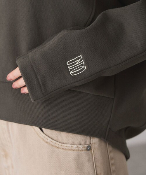 ADAM ET ROPE'(アダムエロペ)の「【サステナブル】ロゴフォルムスウェット(スウェット・レディース・チャコール/キナリ系/ライトグリーン・F)」の18枚目の写真