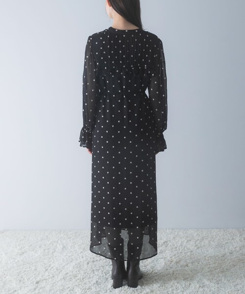 URBAN RESEARCH ROSSO（アーバンリサーチロッソ）の「『WEB限定』フラワー刺繍ピンタックフリルワンピース（ワンピース・レディース・BLACK・Free）」の3枚目の写真