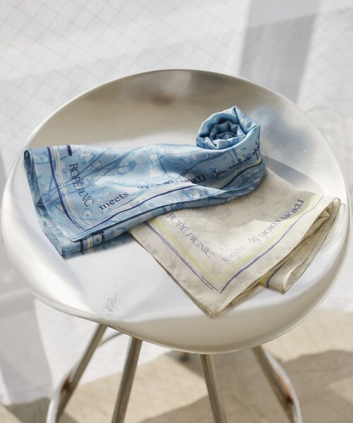 ROPE' PICNIC（ロペピクニック）の「【YOKU MOKU/ヨックモック×ROPE' PICNIC】フラワーグラデーションスカーフ（バンダナ/スカーフ・レディース・キナリ/ブルー系・F）」の6枚目の写真