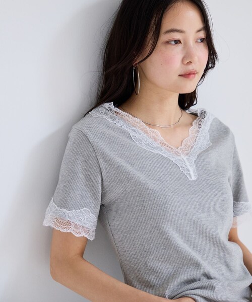 VIS（ビス）の「レーストリムVネックTシャツ/汗ジミ加工（Tシャツ/カットソー・レディース・ブラック/ライトグレー/オフホワイト・F）」の6枚目の写真