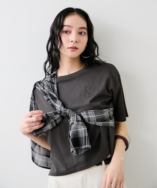 VIS(ビス)の「ボクシークロップド刺繍Tシャツ(Tシャツ/カットソー・レディース・チャコール/ホワイト/ブルー・F)」の2枚目の写真