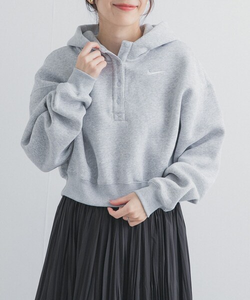 URBAN RESEARCH DOORS（アーバンリサーチドアーズ）の「NIKE　NSW PHNX FLC OS CRP HNLY（パーカー・レディース・PLATINUM/SAIL・M）」の2枚目の写真