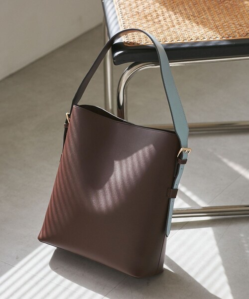 VIS（ビス）の「【新色追加】【A4収納】リバーシブルハンドルワンショルダーバッグ（トートバッグ・レディース・ブラック/ライトグレー/キャメル系/ベージュ系/ダークブラウン/グレー系・F）」の9枚目の写真