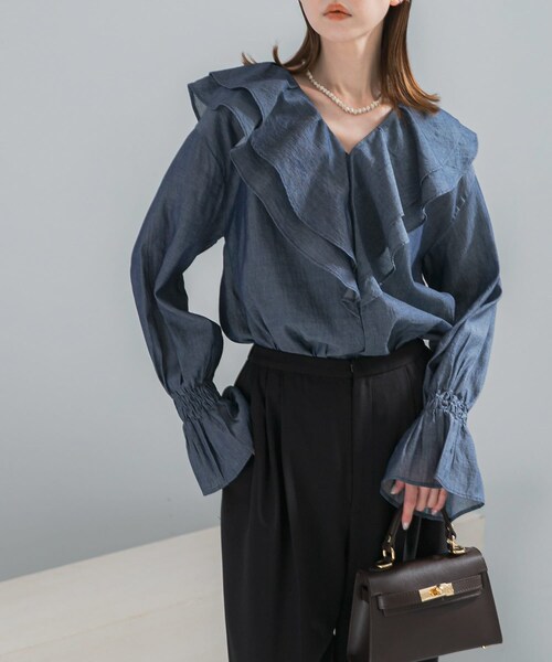 URBAN RESEARCH ROSSO（アーバンリサーチロッソ）の「Vネックラッフルシアーデニムブラウス（シャツ/ブラウス・レディース・INDIGO/DARK NAVY・Free）」の7枚目の写真