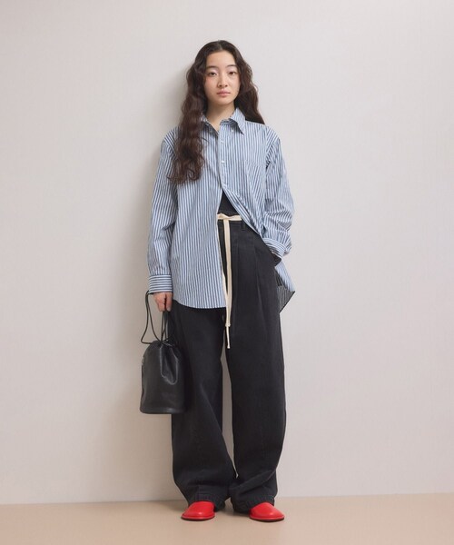 ADAM ET ROPE'(アダムエロペ)の「【WEB限定】2タックカーブデニムパンツ(デニムパンツ・レディース・ブラック/サックス・34/36/38)」の8枚目の写真