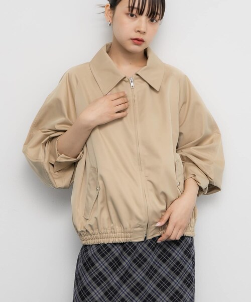 KBF（ケイビーエフ）の「ブライトZIPブルゾン（ブルゾン・レディース・BEIGE/D.NAVY・one）」の4枚目の写真