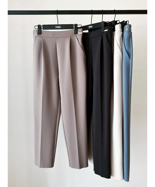 TONAL(トーナル)の「ストレッチスリムテーパードパンツ(その他パンツ・レディース・ライトグレー/モカ・L)」の10枚目の写真