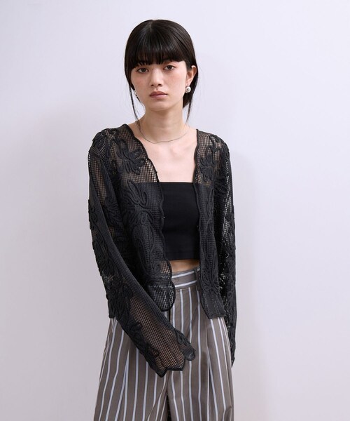 ADAM ET ROPE'(アダムエロペ)の「【WEB限定】メッシュエンブロイダリーカーディガン(カーディガン/ボレロ・レディース・ブラック/ブラック系/ホワイト・F)」の15枚目の写真