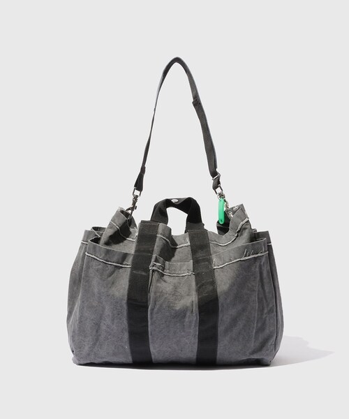 ADAM ET ROPE'(アダムエロペ)の「【CAMIEL FORTGENS/カミエル フォートヘンス】WORKER SHOPPER(ショルダーバッグ・メンズ・チャコール・F)」の4枚目の写真