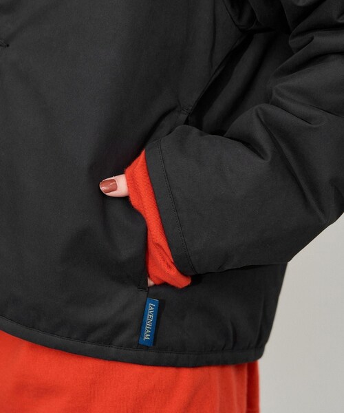 ADAM ET ROPE'(アダムエロペ)の「【LAVENHAM for ADAM ET ROPE'】別注 SQUARE HEM RAYDON(ナイロンジャケット・レディース・ブラック/ベージュ・F)」の15枚目の写真