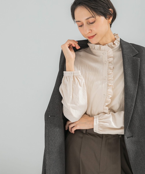 URBAN RESEARCH ROSSO（アーバンリサーチロッソ）の「『WEB限定』フリルスタンドカラーシャツ（シャツ/ブラウス・レディース・LIGHTBEIGE/BLACK/DOT・Free）」の3枚目の写真