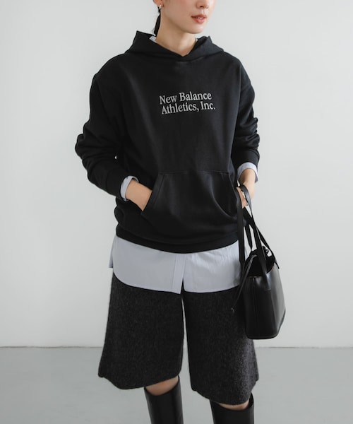 URBAN RESEARCH(アーバンリサーチ)の「NEW BALANCE Athleticsクラシックスフーディ(パーカー・レディース・ブラック/パーマフロスト・S)」の1枚目の写真