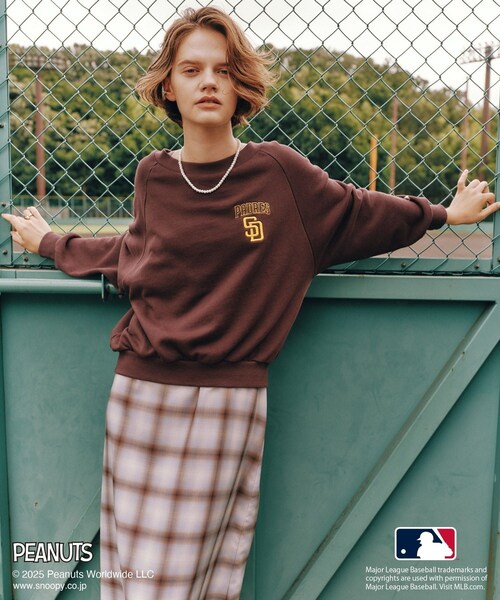 ROPE' PICNIC（ロペピクニック）の「【PEANUTS×MLB COLLECTION by ROPE' PICNIC】オフショルスウェット（スウェット・レディース・チャコール/ライトグレー/ブラウン・F）」の4枚目の写真