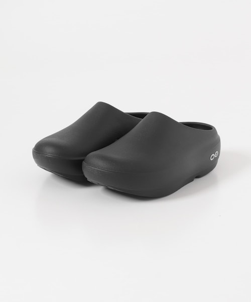 URBAN RESEARCH DOORS(アーバンリサーチドアーズ)の「OOFOS OOCLOOG+(サンダル・レディース・CHALK/BLACK・7/6/8)」の1枚目の写真