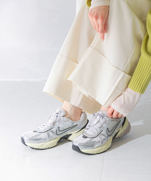 URBAN RESEARCH ROSSO（アーバンリサーチロッソ）の「NIKE　ウィメンズ V2K ラン（スニーカー・レディース・ホワイトシルバー・23/23.5/24/24.5/25）」の3枚目の写真
