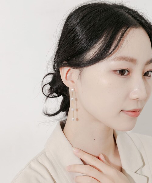 SMELLY（スメリー）の「パールチェーンスウィングピアス（ピアス（両耳用）・レディース・GD/WH・-）」の4枚目の写真