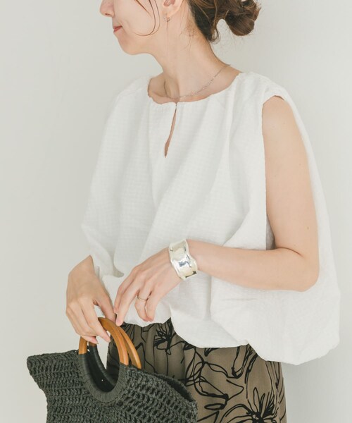 ITEMS URBANRESEARCH（アイテムズ アーバンリサーチ）の「バルーンスリーブノースリブラウス（シャツ/ブラウス・レディース・OFF/OFF×BLK/BLK・FREE）」の5枚目の写真