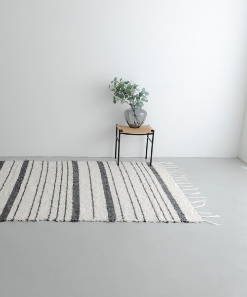 URBAN RESEARCH DOORS（アーバンリサーチドアーズ）の「『別注』JARAPA×DOORS LIVING PRODUCTS　ボーダーラグ 170×240（インテリア雑貨・メンズ・CHARCOAL/LIGHT BLUE・L）」の3枚目の写真