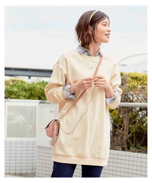 nissen（ニッセン）の「＜大きいサイズ＞綿１００％ゆったりロング丈トレーナー（チュニック・レディース・黒/杢チャコールグレー/モカブラウン/ブルーグレー/セージグリーン/ラテホワイト/ラベンダー/スモークカーキ/ベイクドオレンジ/ピンク/フィッシャーピンク/シトラスイエロー/ナイルグリーン/グレーベージュ/レッド/杢グレー/ブリックオレンジ・L/LL/3L/4L/5L/6L/8L/10L）」の2枚目の写真