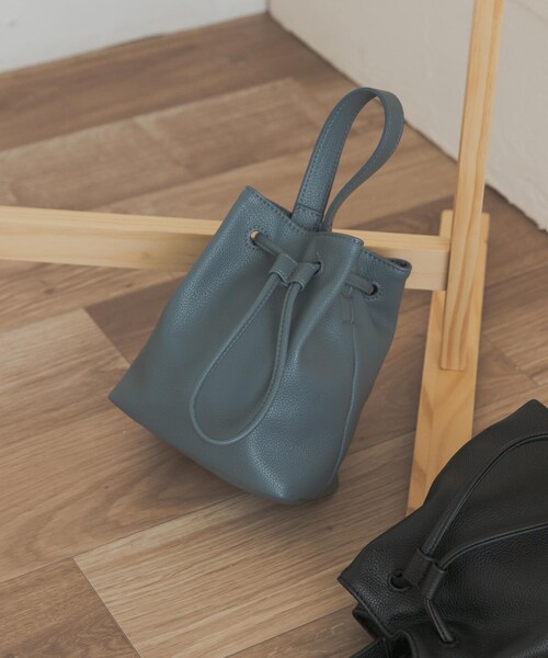 URBAN RESEARCH DOORS（アーバンリサーチドアーズ）の「2WAYシボ巾着ショルダーバッグ（ショルダーバッグ・レディース・BLACK/BLUE・one）」の2枚目の写真