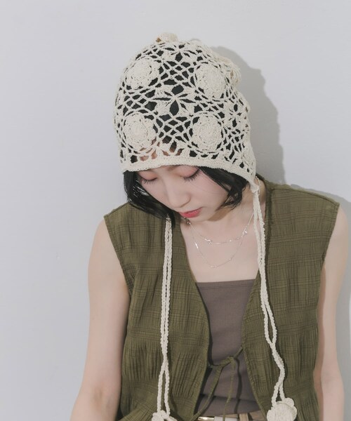 SMELLY（スメリー）の「フラワーデザインボンネット（ニットキャップ/ビーニー・レディース・IVO/BLK・-）」の6枚目の写真