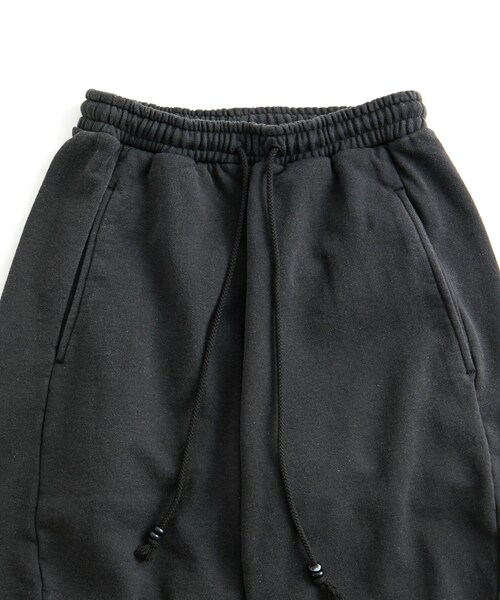 ADAM ET ROPE'（アダムエロペ）の「【NVRFRGT/ネヴァーフォーゲット】 3D TWISTED LOUNGE WIDE PANTS（その他パンツ・メンズ・ブラック/レンガ・1/2）」の6枚目の写真