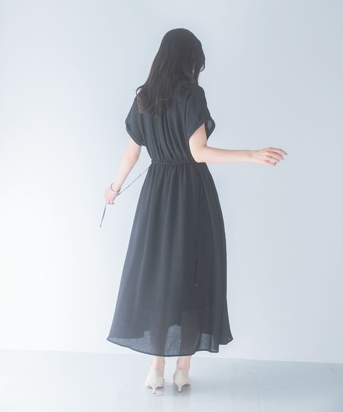 URBAN RESEARCH ROSSO（アーバンリサーチロッソ）の「ウォッシャブルセミシアー2WAYネックワンピース（ワンピース・レディース・BROWN/BLUE/BLACK・Free）」の7枚目の写真