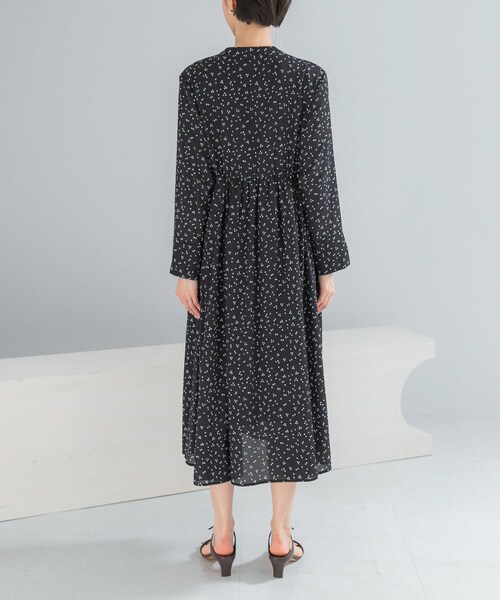 URBAN RESEARCH ROSSO（アーバンリサーチロッソ）の「『WEB限定』ランダムドットボリュームワンピース（ワンピース・レディース・NAVY/BLACK・Free）」の4枚目の写真