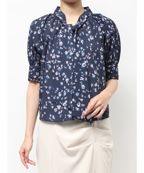 TONAL(トーナル)の「フラワーシアーJQボウタイブラウス(シャツ/ブラウス・レディース・ボルドー/ネイビー・M)」の3枚目の写真