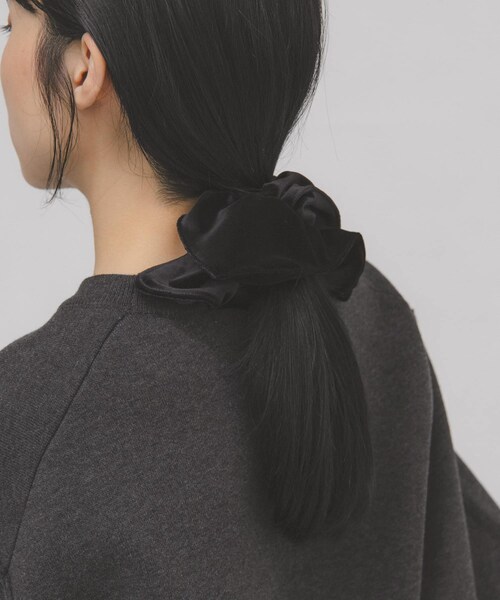 KBF（ケイビーエフ）の「スクエアベロアシュシュ（ヘアゴム・レディース・BROWN/BLACK・One）」の4枚目の写真