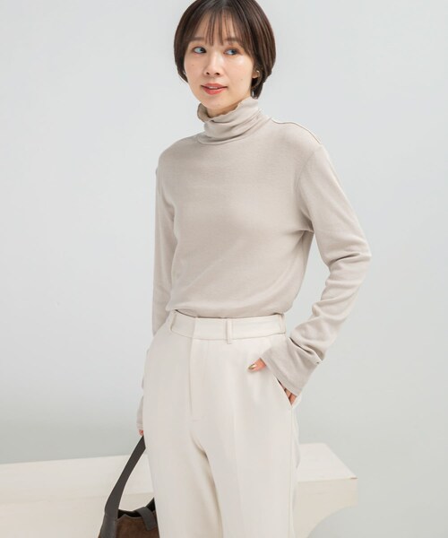 URBAN RESEARCH ROSSO（アーバンリサーチロッソ）の「コットンカシミヤハイネックカットソー（Tシャツ/カットソー・レディース・OFF/GREIGE/NAVY・Free）」の21枚目の写真