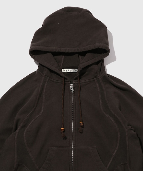 ADAM ET ROPE'（アダムエロペ）の「【NVRFRGT/ネヴァーフォーゲット】PANELLED ZIP UP HOODIE（パーカー・メンズ・ブラック/ダークブラウン・1/2/3）」の8枚目の写真