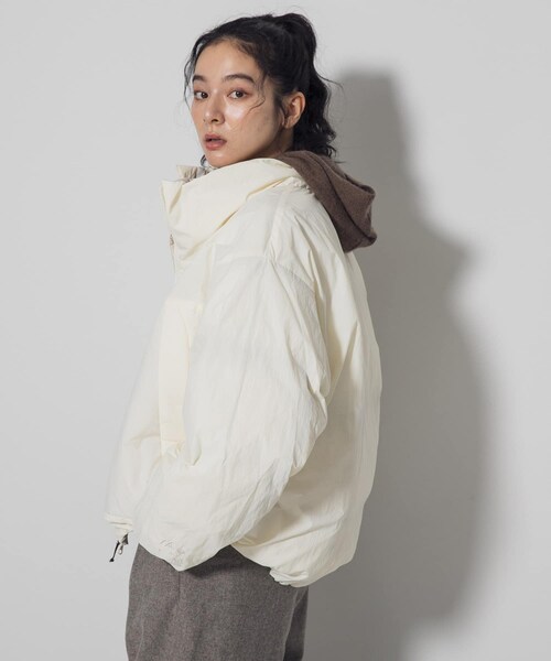 EKAL（エカル）の「『別注』NANGA×EKAL　スタンドカラーダウンジャケット（その他アウター・レディース・アイボリー/ブラック/グレージュ・One）」の9枚目の写真